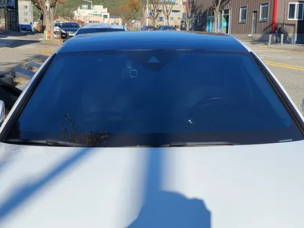 파손된 전면유리 교체와 썬팅을 한번에 하려면 90모터스 / 글라스틴트 레이니블루