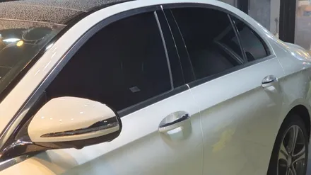 벤츠E300 W213 틴팅재시공은 글라스틴트 선셋 반사필름으로 완성 with 벤츠W213 세로그릴 교체