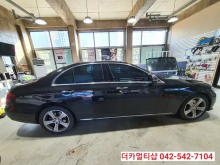 벤츠E-class E220d W213 대전썬팅재시공전문 더카멀티샵에서 글라스틴트 레이니블루 반사썬팅