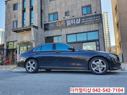 벤츠E-class E220d W213 대전썬팅재시공전문 더카멀티샵에서 글라스틴트 레이니블루 반사썬팅