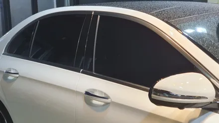 벤츠E300 W213 틴팅재시공은 글라스틴트 선셋 반사필름으로 완성 with 벤츠W213 세로그릴 교체