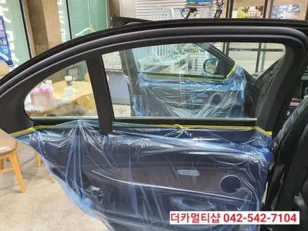 벤츠E클래스 W213 글라스틴트 레이니블루 썬팅재시공 블랙바디에 찰떡궁합