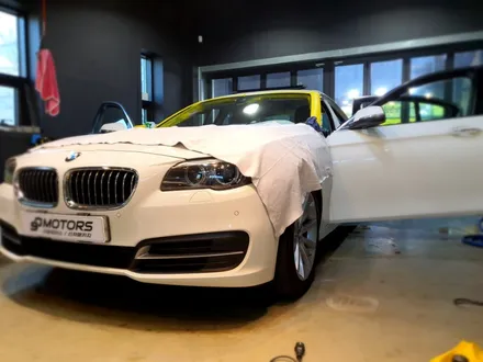 대전BMW5시리즈 썬팅재시공은  글라스틴트 반사필름 선셋으로