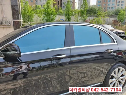 벤츠E클래스 W213 글라스틴트 레이니블루 썬팅재시공 블랙바디에 찰떡궁합