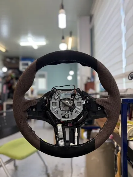 [더핸들]BMW i4 핸들컬러변경 가죽교체 작업 (브라운가죽 + 블랙 알칸타라 + 삼색스티치) / 남양주 별내면