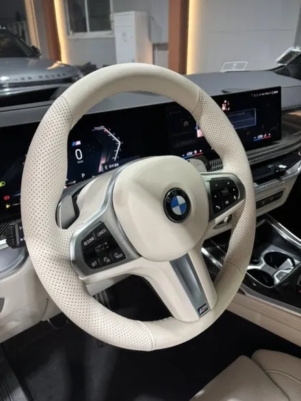 더핸들 BMW X7 40i xDrive G07 M 스포츠 핸들 컬러변경 / 베이지 가죽 전체 교체 작업 / 남양주 별내면