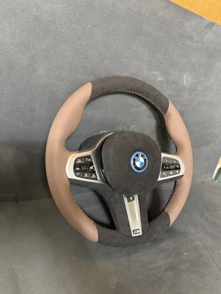 [더핸들]BMW i4 핸들컬러변경 가죽교체 작업 (브라운가죽 + 블랙 알칸타라 + 삼색스티치) / 남양주 별내면