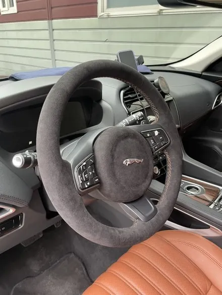 더핸들 재규어 F-PACE 핸들가죽교체 블랙 알칸타라 + 브라운 스티치로 완성한 스포티 감성 리폼 / 남양주 별내면
