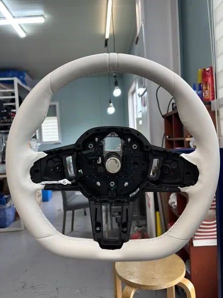 더핸들 BMW 520i G60 검정핸들 → 스모크화이트 가죽교체 컬러변경 작업 / 남양주 별내면