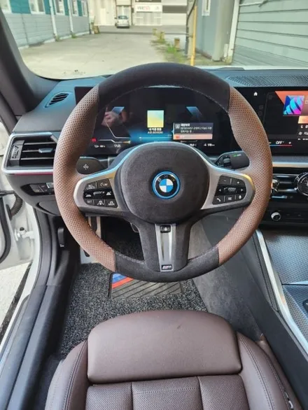 [더핸들]BMW i4 핸들컬러변경 가죽교체 작업 (브라운가죽 + 블랙 알칸타라 + 삼색스티치) / 남양주 별내면