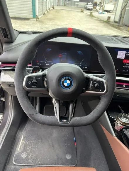더핸들 BMW i5 M60 xDrive G60 고급 알칸타라로 핸들 가죽 커스텀 교체 작업 / 남양주 별내면