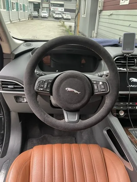 더핸들 재규어 F-PACE 핸들가죽교체 블랙 알칸타라 + 브라운 스티치로 완성한 스포티 감성 리폼 / 남양주 별내면