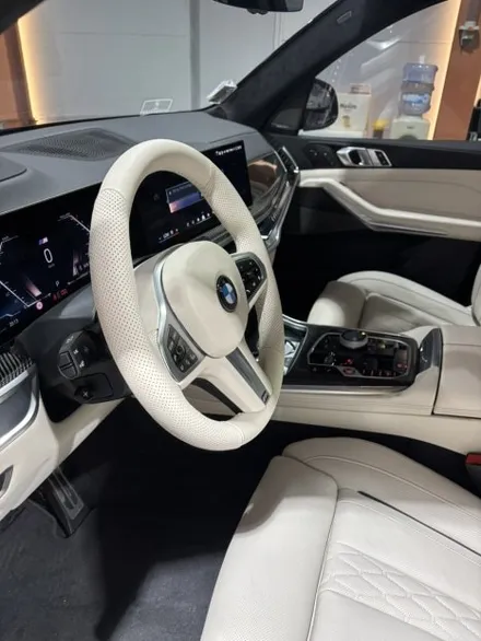 더핸들 BMW X7 40i xDrive G07 M 스포츠 핸들 컬러변경 / 베이지 가죽 전체 교체 작업 / 남양주 별내면