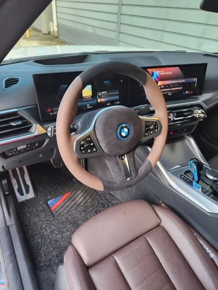 [더핸들]BMW i4 핸들컬러변경 가죽교체 작업 (브라운가죽 + 블랙 알칸타라 + 삼색스티치) / 남양주 별내면