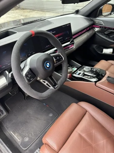 더핸들 BMW i5 M60 xDrive G60 고급 알칸타라로 핸들 가죽 커스텀 교체 작업 / 남양주 별내면