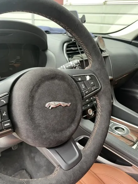 더핸들 재규어 F-PACE 핸들가죽교체 블랙 알칸타라 + 브라운 스티치로 완성한 스포티 감성 리폼 / 남양주 별내면