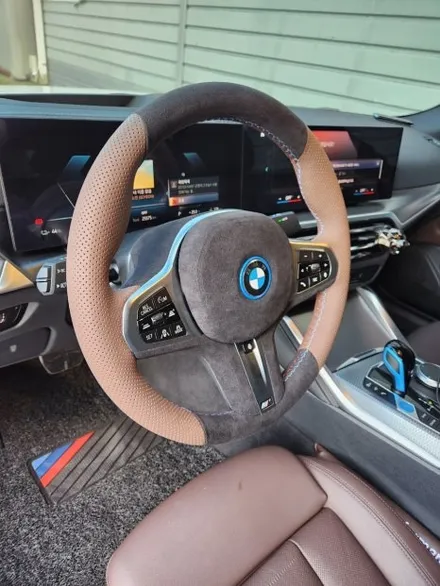 [더핸들]BMW i4 핸들컬러변경 가죽교체 작업 (브라운가죽 + 블랙 알칸타라 + 삼색스티치) / 남양주 별내면