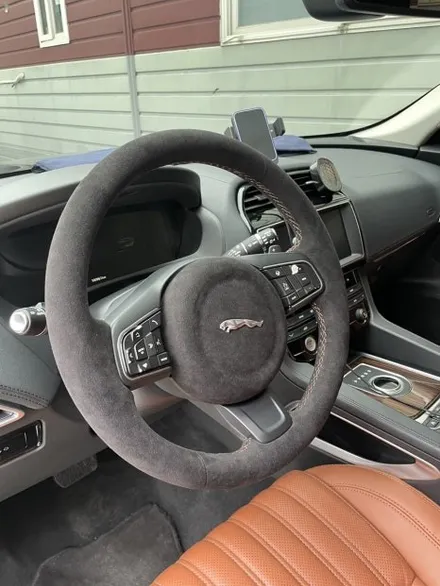 더핸들 재규어 F-PACE 핸들가죽교체 블랙 알칸타라 + 브라운 스티치로 완성한 스포티 감성 리폼 / 남양주 별내면