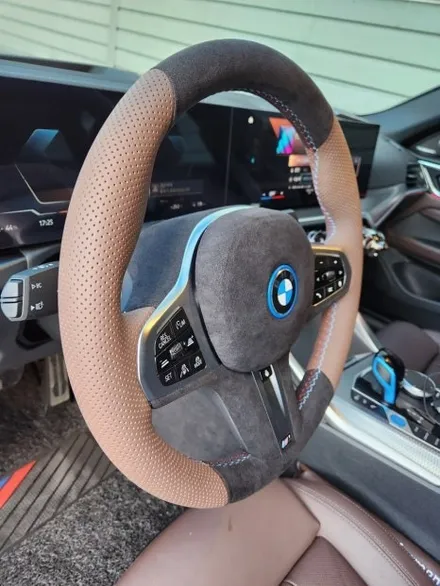 [더핸들]BMW i4 핸들컬러변경 가죽교체 작업 (브라운가죽 + 블랙 알칸타라 + 삼색스티치) / 남양주 별내면