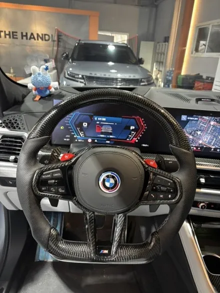 BMW X6M — 카본 디컷 튜닝 베이지핸들 → 블랙 타공 가죽·삼색 스티치 작업 / 남양주 별내면