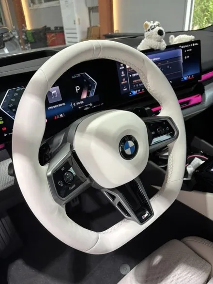 더핸들 BMW 520i G60 검정핸들 → 스모크화이트 가죽교체 컬러변경 작업 / 남양주 별내면