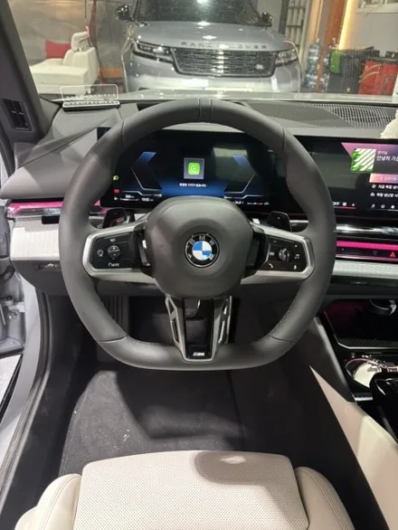 더핸들 BMW 520i G60 검정핸들 → 스모크화이트 가죽교체 컬러변경 작업 / 남양주 별내면