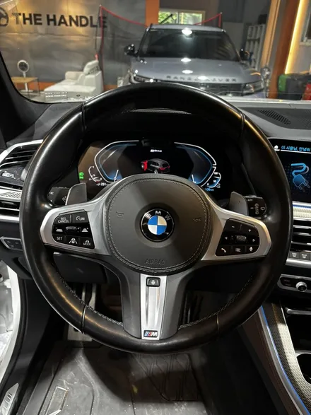BMW X5 (G05) xDrive45e M 스포츠 핸들가죽복원 | 순정 그대로의 감성을 되살린 가죽교체 작업 - 더핸들 / 남양주 별내면