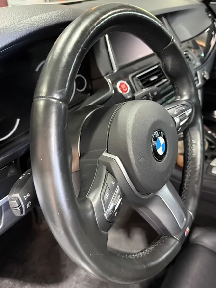 BMW 520d F10 핸들가죽교체 복원 오래된 순정가죽의 끈적임과 번들거림, 가죽교체로 깔끔하게![더핸들] / 남양주 별내면