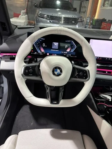 더핸들 BMW 520i G60 검정핸들 → 스모크화이트 가죽교체 컬러변경 작업 / 남양주 별내면