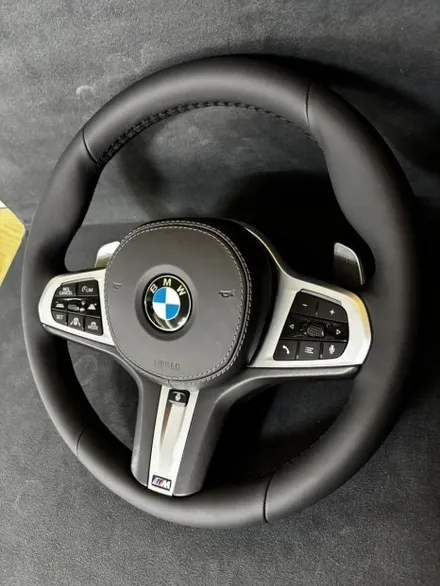 BMW X5 (G05) xDrive45e M 스포츠 핸들가죽복원 | 순정 그대로의 감성을 되살린 가죽교체 작업 - 더핸들 / 남양주 별내면