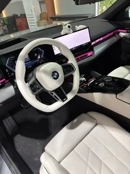 더핸들 BMW 520i G60 검정핸들 → 스모크화이트 가죽교체 컬러변경 작업 / 남양주 별내면