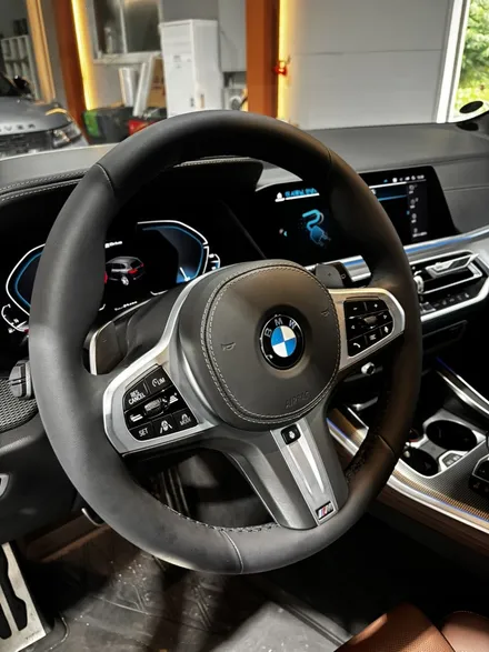 BMW X5 (G05) xDrive45e M 스포츠 핸들가죽복원 | 순정 그대로의 감성을 되살린 가죽교체 작업 - 더핸들 / 남양주 별내면