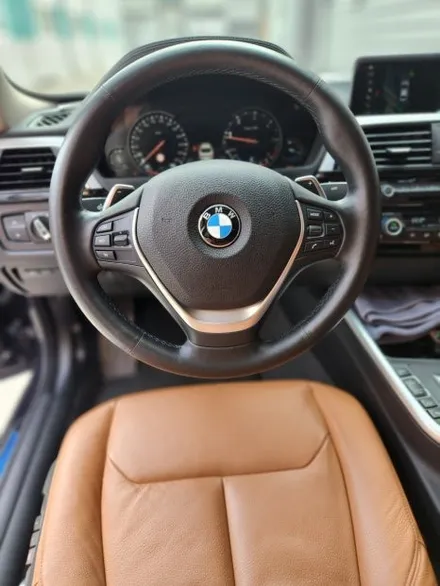[더핸들]BMW 4시리즈 F36 그란쿠페 핸들 컬러변경 & 가죽교체 작업기 (브라운 가죽 + 블랙 알칸타라, 레드 센터띠 & M 삼색 스티치) / 남양주 별내면