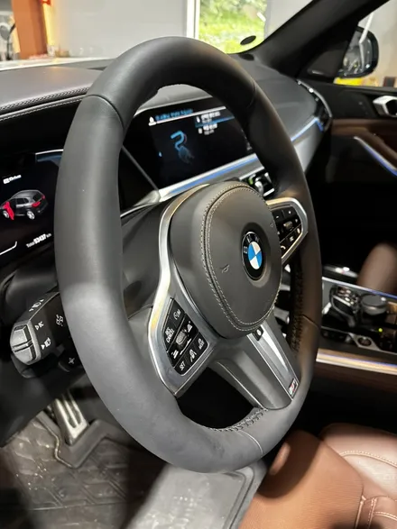 BMW X5 (G05) xDrive45e M 스포츠 핸들가죽복원 | 순정 그대로의 감성을 되살린 가죽교체 작업 - 더핸들 / 남양주 별내면