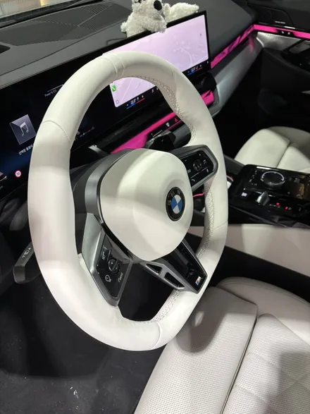 더핸들 BMW 520i G60 검정핸들 → 스모크화이트 가죽교체 컬러변경 작업 / 남양주 별내면
