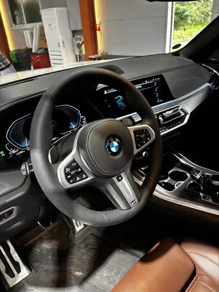 BMW X5 (G05) xDrive45e M 스포츠 핸들가죽복원 | 순정 그대로의 감성을 되살린 가죽교체 작업 - 더핸들 / 남양주 별내면