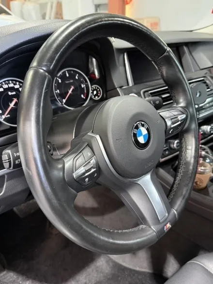 BMW 520d F10 핸들가죽교체 복원 오래된 순정가죽의 끈적임과 번들거림, 가죽교체로 깔끔하게![더핸들] / 남양주 별내면