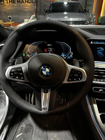 BMW X5 (G05) xDrive45e M 스포츠 핸들가죽복원 | 순정 그대로의 감성을 되살린 가죽교체 작업 - 더핸들 / 남양주 별내면