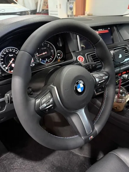 BMW 520d F10 핸들가죽교체 복원 오래된 순정가죽의 끈적임과 번들거림, 가죽교체로 깔끔하게![더핸들] / 남양주 별내면