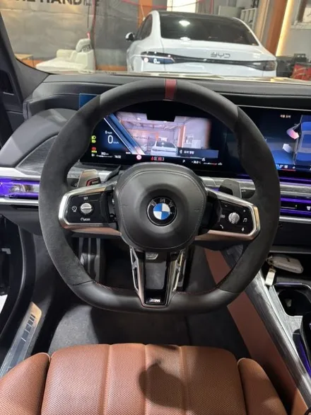 [더핸들] BMW 7시리즈 (G70) 740i xDrive M 스포츠 핸들 가죽교체 알칸타라 작업 / 남양주 별내면