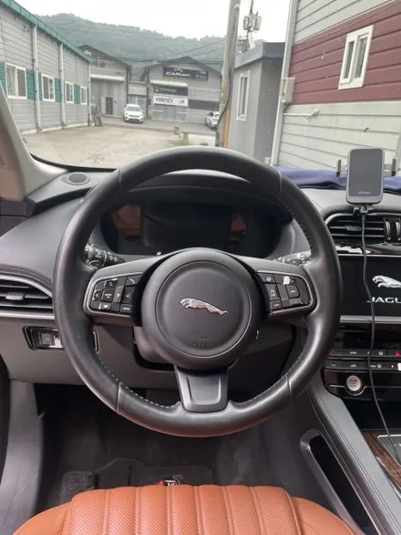 더핸들 재규어 F-PACE 핸들가죽교체 블랙 알칸타라 + 브라운 스티치로 완성한 스포티 감성 리폼 / 남양주 별내면