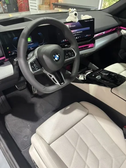 더핸들 BMW 520i G60 검정핸들 → 스모크화이트 가죽교체 컬러변경 작업 / 남양주 별내면