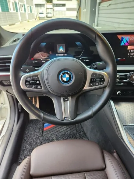 [더핸들]BMW i4 핸들컬러변경 가죽교체 작업 (브라운가죽 + 블랙 알칸타라 + 삼색스티치) / 남양주 별내면