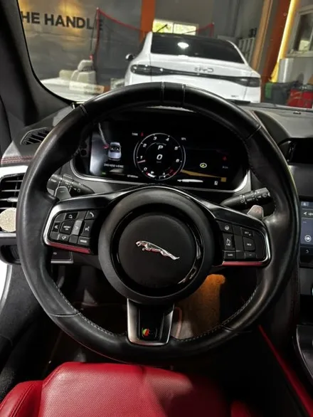 재규어 F-TYPE 컨버터블 핸들 가죽교체 튜닝 │ 레드 센터띠와 타공가죽으로 완성한 스포츠 감성 - 더핸들 / 남양주 별내면