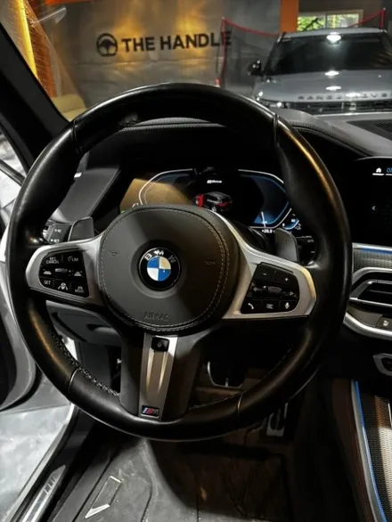 BMW X5 (G05) xDrive45e M 스포츠 핸들가죽복원 | 순정 그대로의 감성을 되살린 가죽교체 작업 - 더핸들 / 남양주 별내면