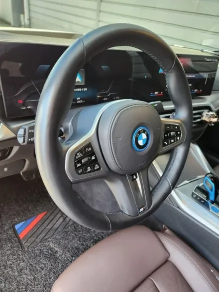 [더핸들]BMW i4 핸들컬러변경 가죽교체 작업 (브라운가죽 + 블랙 알칸타라 + 삼색스티치) / 남양주 별내면