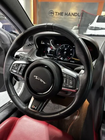 재규어 F-TYPE 컨버터블 핸들 가죽교체 튜닝 │ 레드 센터띠와 타공가죽으로 완성한 스포츠 감성 - 더핸들 / 남양주 별내면