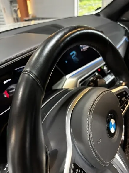 BMW X5 (G05) xDrive45e M 스포츠 핸들가죽복원 | 순정 그대로의 감성을 되살린 가죽교체 작업 - 더핸들 / 남양주 별내면