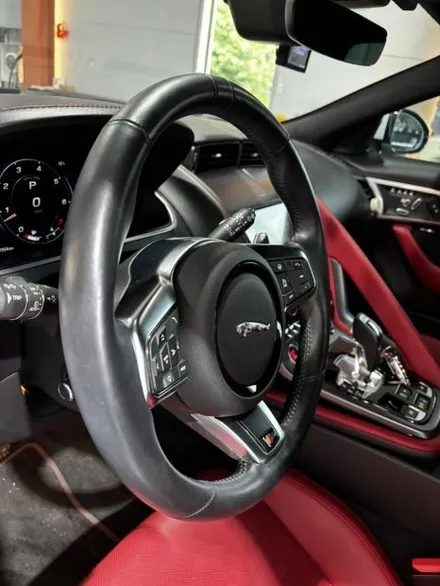 재규어 F-TYPE 컨버터블 핸들 가죽교체 튜닝 │ 레드 센터띠와 타공가죽으로 완성한 스포츠 감성 - 더핸들 / 남양주 별내면