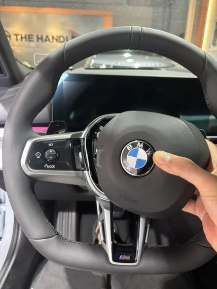 더핸들 BMW 520i G60 검정핸들 → 스모크화이트 가죽교체 컬러변경 작업 / 남양주 별내면
